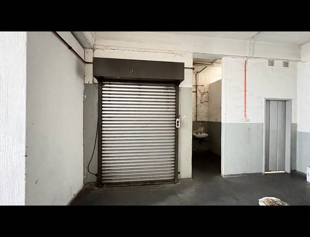 1,660M² WAREHOUSE FOR SALE IN VILLAGE DEEP